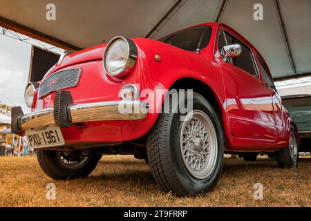 Véhicule Fiat 500 1972 exposé lors d'un salon de voitures anciennes dans la ville de Londrina, Brésil. Réunion annuelle des voitures anciennes. Banque D'Images