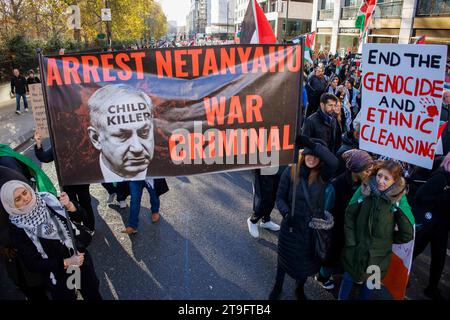 Londres, Royaume-Uni. 25 novembre 2023. Les partisans de la Palestine marchent à Westminster pour montrer leur soutien à la Palestine dans la guerre israélo-palestinienne. Les policiers métropolitains doivent distribuer des tracts aux manifestants pour fournir une « clarté absolue » sur ce qui sera considéré comme une infraction. Certains mots et phrases ne seront pas tolérés par la police et des arrestations seront effectuées. Il y a un cessez-le-feu dans la guerre comme les échanges d'otages sont faits. Crédit : Karl Black/Alamy Live News Banque D'Images