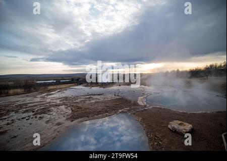 Vallée de Haukadalur et Strokkur en Islande Banque D'Images