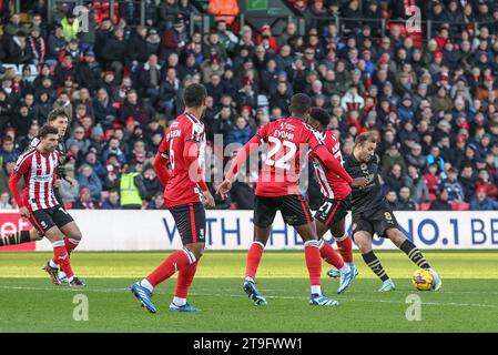 Lincoln, Royaume-Uni. 25 novembre 2023. Herbie Kane #8 de Barnsley tire au but lors du match Lincoln City vs Barnsley de Sky Bet League 1 au Gelder Group Sincil Bank Stadium, Lincoln, Royaume-Uni, le 25 novembre 2023 (photo de Mark Cosgrove/News Images) à Lincoln, Royaume-Uni le 11/25/2023. (Photo de Mark Cosgrove/News Images/Sipa USA) crédit : SIPA USA/Alamy Live News Banque D'Images