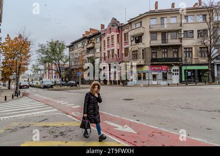 Les piétons se promènent dans les rues de Ruse, Bulgarie, le jeudi 23 novembre 2023. (VX photo/ Vudi Xhymshiti) Banque D'Images