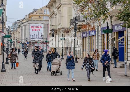 Les piétons se promènent dans les rues de Ruse, Bulgarie, le jeudi 23 novembre 2023. (VX photo/ Vudi Xhymshiti) Banque D'Images