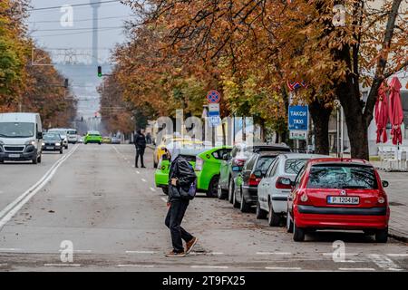 Les piétons se promènent dans les rues de Ruse, Bulgarie, le jeudi 23 novembre 2023. (VX photo/ Vudi Xhymshiti) Banque D'Images