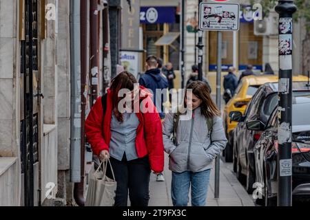 Les piétons se promènent dans les rues de Ruse, Bulgarie, le jeudi 23 novembre 2023. (VX photo/ Vudi Xhymshiti) Banque D'Images