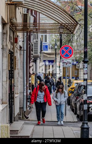 Les piétons se promènent dans les rues de Ruse, Bulgarie, le jeudi 23 novembre 2023. (VX photo/ Vudi Xhymshiti) Banque D'Images