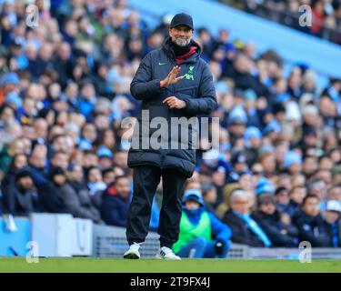 Manchester, Royaume-Uni. 25 novembre 2023. L'entraîneur de Liverpool Jurgen Klopp sur la touche lors du match de Premier League Manchester City vs Liverpool à l'Etihad Stadium, Manchester, Royaume-Uni, le 25 novembre 2023 (photo de Conor Molloy/News Images) crédit : News Images LTD/Alamy Live News Banque D'Images