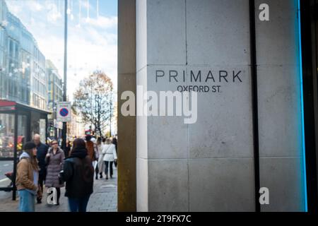 LONDRES - 23 NOVEMBRE 2023 : Primark fast fashion boutique sur Oxford Street, destination de détail phare Banque D'Images
