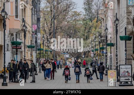 Les piétons se promènent dans les rues de Ruse, Bulgarie, le jeudi 23 novembre 2023. (VX photo/ Vudi Xhymshiti) Banque D'Images