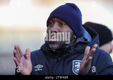 Huddersfield, Royaume-Uni. 25 novembre 2023. Darren Moore Manager de Huddersfield Town pendant le match du championnat Sky Bet Huddersfield Town vs Southampton au John Smith's Stadium, Huddersfield, Royaume-Uni, le 25 novembre 2023 (photo de James Heaton/News Images) à Huddersfield, Royaume-Uni le 11/25/2023. (Photo de James Heaton/News Images/Sipa USA) crédit : SIPA USA/Alamy Live News Banque D'Images