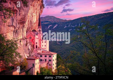 Madonna della Corona, Italie. Image aérienne du sanctuaire unique Madonna della Corona (sanctuaire de la Dame de la Couronne) a été construit dans le rocher, lo Banque D'Images