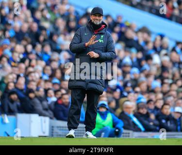 Manchester, Royaume-Uni. 25 novembre 2023. L'entraîneur de Liverpool Jurgen Klopp sur la touche lors du match de Premier League Manchester City vs Liverpool au Etihad Stadium, Manchester, Royaume-Uni, le 25 novembre 2023 (photo de Conor Molloy/News Images) à Manchester, Royaume-Uni le 11/25/2023. (Photo de Conor Molloy/News Images/Sipa USA) crédit : SIPA USA/Alamy Live News Banque D'Images