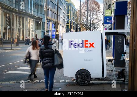 LONDRES - 23 NOVEMBRE 2023 : véhicule à pédales FedEx Express sur Oxford Street dans le West End de Londres Banque D'Images