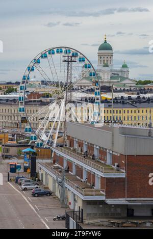 HELSINKI, FINLANDE - 28 AOÛT 2016 : grande roue et St. Cathédrale Nicolas dans le paysage urbain un jour d'août Banque D'Images