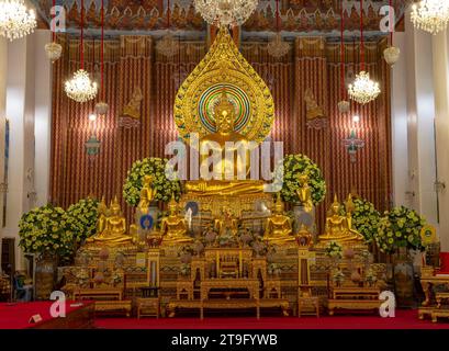 BANGKOK, THAÏLANDE - 03 JANVIER 2019 : sculpture de Bouddha assis sur l'autel du temple bouddhiste Wat Chana Songkram Rajchaworamahavihan Banque D'Images