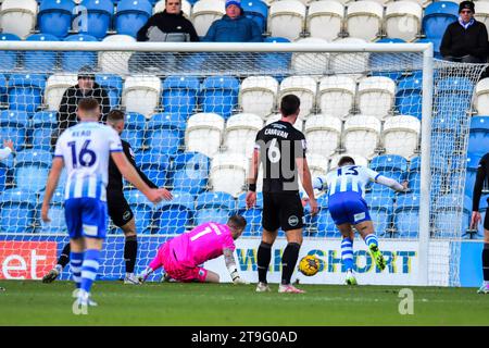 Le gardien de but Paul Farman (1 Barrow) n'a pas pu empêcher Cameron McGeehan (13 Colchester United) de marquer 1-0 lors du match de Sky Bet League 2 entre Colchester United et Barrow au Weston Homes Community Stadium, Colchester le samedi 25 novembre 2023. (Photo : Kevin Hodgson | MI News) crédit : MI News & Sport / Alamy Live News Banque D'Images