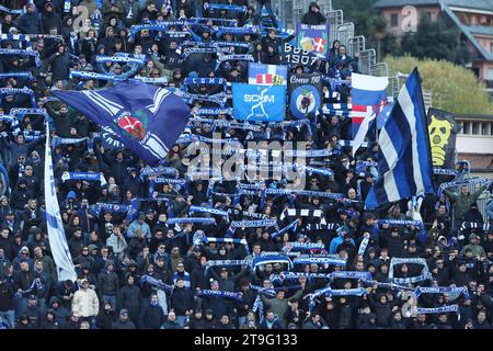 Como, Italie. 25 novembre 2023. Supporter de como 1907 lors de como 1907 vs Feralpisalo, match italien de football Serie B à Côme, Italie, novembre 25 2023 crédit : Agence de photo indépendante/Alamy Live News Banque D'Images