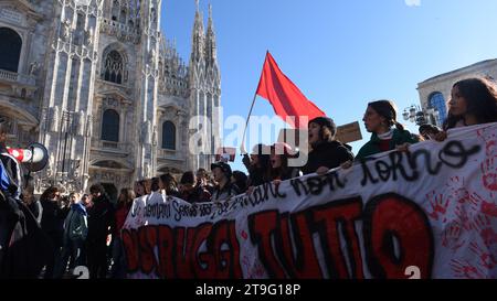 Milan, Italie. 25 novembre 2023. A l'occasion de la journée internationale pour l'élimination de la violence à l'égard des femmes et des filles, des dizaines de milliers de personnes ont participé aux manifestations organisées dans les villes les plus importantes du pays.Suite à l'indignation sociale et à la colère après le meurtre, il y a quelques jours, de GIULIA CECCHETTIN, 22 ans, aux mains de son ex-petit ami, elle est devenue la 103e victime liée au genre depuis le début de 2023 (image de crédit : © Ervin Shulku/ZUMA Press Wire) À USAGE ÉDITORIAL SEULEMENT! Non destiné à UN USAGE commercial ! Banque D'Images