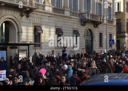 Milan, Italie. 25 novembre 2023. A l'occasion de la journée internationale pour l'élimination de la violence à l'égard des femmes et des filles, des dizaines de milliers de personnes ont participé aux manifestations organisées dans les villes les plus importantes du pays.Suite à l'indignation sociale et à la colère après le meurtre, il y a quelques jours, de GIULIA CECCHETTIN, 22 ans, aux mains de son ex-petit ami, elle est devenue la 103e victime liée au genre depuis le début de 2023 (image de crédit : © Ervin Shulku/ZUMA Press Wire) À USAGE ÉDITORIAL SEULEMENT! Non destiné à UN USAGE commercial ! Banque D'Images