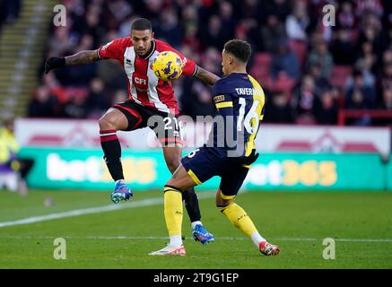 Vinicius Souza de Sheffield United (à gauche) et Marcus Tavernier de Bournemouth se battent pour le ballon lors du match de Premier League à Bramall Lane, Sheffield. Date de la photo : Samedi 25 novembre 2023. Banque D'Images