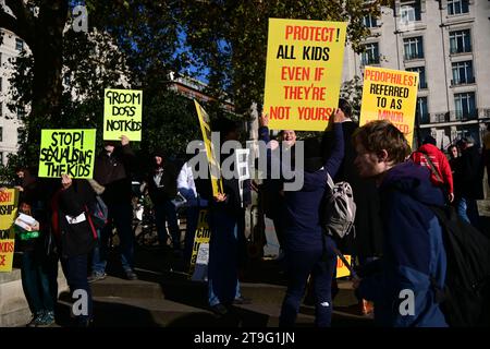 Marble Arch, Londres, Royaume-Uni. 23 novembre 2023. Le programme d'éducation des enfants du gouvernement britannique qui commence à l'âge de 4 ans est critiqué par les gens, les familles et les parents comme une forme de sexualisation et de toilettage. « Les enfants de 4 ans apprennent à se masturber ». Laisse nos enfants tranquilles. LET Kids Be Kids' by London Outreach March à Londres, Royaume-Uni. Crédit : Voir Li/Picture Capital/Alamy Live News Banque D'Images