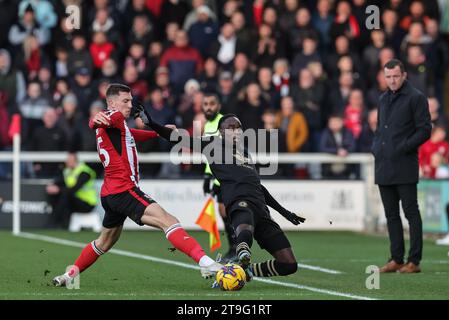 Lincoln, Royaume-Uni. 25 novembre 2023. Devante Cole #44 de Barnsley et Alex Mitchell #25 de Lincoln City se battent pour le ballon lors du match de la Sky Bet League 1 Lincoln City vs Barnsley au Gelder Group Sincil Bank Stadium, Lincoln, Royaume-Uni, le 25 novembre 2023 (photo de Mark Cosgrove/News Images) à Lincoln, Royaume-Uni le 11/25/2023. (Photo de Mark Cosgrove/News Images/Sipa USA) crédit : SIPA USA/Alamy Live News Banque D'Images