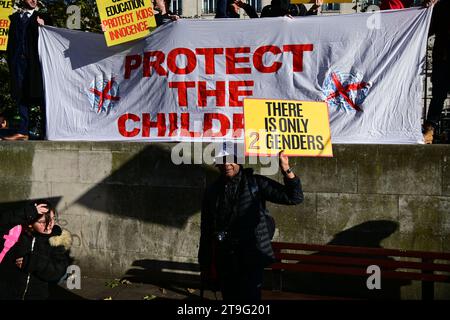 Marble Arch, Londres, Royaume-Uni. 23 novembre 2023. Le programme d'éducation des enfants du gouvernement britannique qui commence à l'âge de 4 ans est critiqué par les gens, les familles et les parents comme une forme de sexualisation et de toilettage. « Les enfants de 4 ans apprennent à se masturber ». Laisse nos enfants tranquilles. LET Kids Be Kids' by London Outreach March à Londres, Royaume-Uni. Crédit : Voir Li/Picture Capital/Alamy Live News Banque D'Images