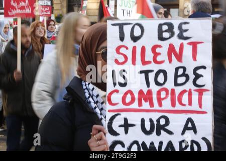 Londres, Royaume-Uni. 25/novembre/2023 Cinquième marche pour la Palestine à Londres Une cinquième grande marche de solidarité avec le peuple palestinien a lieu à Londres. La marche commence à Park Lane avant de traverser la ville et se termine à Whitehall, près de Downing Street. La marche a lieu pendant une pause de quatre jours dans les bombardements à Gaza. Crédit : Roland Ravenhill/Alamy. Banque D'Images