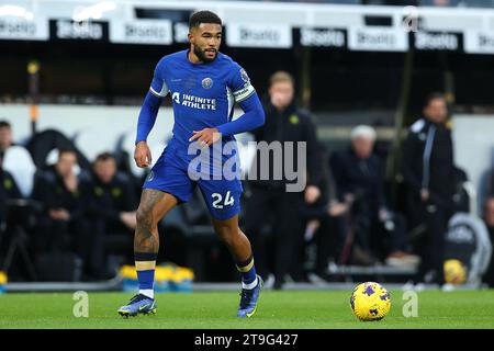 Newcastle, Royaume-Uni. 25 novembre 2023. Reece James #24 de Chelsea lors du match de Premier League Newcastle United vs Chelsea à St. James's Park, Newcastle, Royaume-Uni, 25 novembre 2023 (photo Ryan Crockett/News Images) crédit : News Images LTD/Alamy Live News Banque D'Images