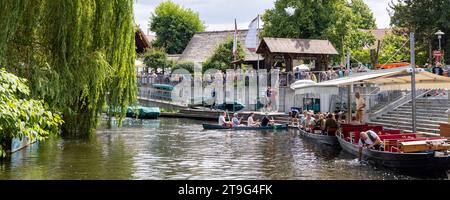 Burg, Allemagne - 22 juillet 2023 : Voyage avec bateau de punting traditionnel à Spreewald Venise de l'Allemagne entre Dresde et Berlin dans l'état de Brandebourg en Allemagne Banque D'Images