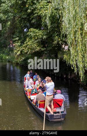 Burg, Allemagne - 22 juillet 2023 : Voyage avec bateau de punting traditionnel à Spreewald Venise de l'Allemagne entre Dresde et Berlin dans l'état de Brandebourg en Allemagne Banque D'Images
