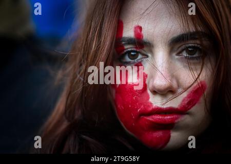 Milan, Italie - 25 novembre 2023 : des personnes se rassemblent dans le centre de Milan pour manifester à l'occasion de la Journée internationale pour l'élimination de la violence à l'égard des femmes. Crédit : Piero Cruciatti/Alamy Live News Banque D'Images