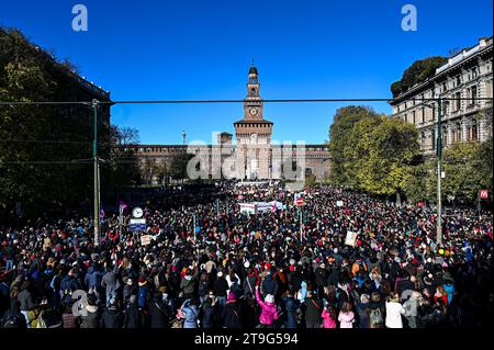 Milan, Italie - 25 novembre 2023 : des personnes se rassemblent dans le centre de Milan pour manifester à l'occasion de la Journée internationale pour l'élimination de la violence à l'égard des femmes. Crédit : Piero Cruciatti/Alamy Live News Banque D'Images