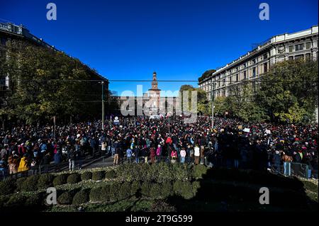 Milan, Italie - 25 novembre 2023 : des personnes se rassemblent dans le centre de Milan pour manifester à l'occasion de la Journée internationale pour l'élimination de la violence à l'égard des femmes. Crédit : Piero Cruciatti/Alamy Live News Banque D'Images