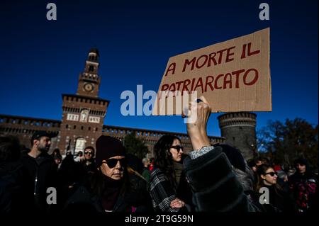 Milan, Italie - 25 novembre 2023 : des personnes se rassemblent dans le centre de Milan pour manifester à l'occasion de la Journée internationale pour l'élimination de la violence à l'égard des femmes. Crédit : Piero Cruciatti/Alamy Live News Banque D'Images