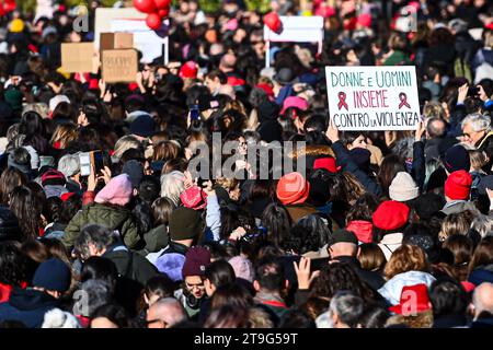 Milan, Italie - 25 novembre 2023 : des personnes se rassemblent dans le centre de Milan pour manifester à l'occasion de la Journée internationale pour l'élimination de la violence à l'égard des femmes. Crédit : Piero Cruciatti/Alamy Live News Banque D'Images