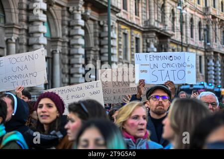 Milan, Italie - 25 novembre 2023 : des personnes se rassemblent dans le centre de Milan pour manifester à l'occasion de la Journée internationale pour l'élimination de la violence à l'égard des femmes. Crédit : Piero Cruciatti/Alamy Live News Banque D'Images