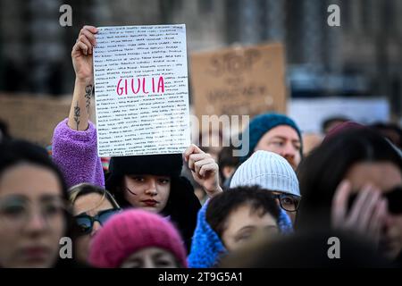 Milan, Italie - 25 novembre 2023 : des personnes se rassemblent dans le centre de Milan pour manifester à l'occasion de la Journée internationale pour l'élimination de la violence à l'égard des femmes. Crédit : Piero Cruciatti/Alamy Live News Banque D'Images