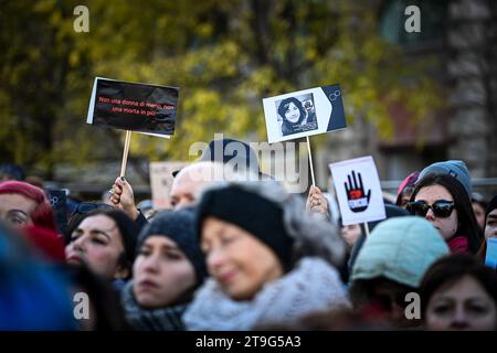 Milan, Italie - 25 novembre 2023 : des personnes se rassemblent dans le centre de Milan pour manifester à l'occasion de la Journée internationale pour l'élimination de la violence à l'égard des femmes. Crédit : Piero Cruciatti/Alamy Live News Banque D'Images