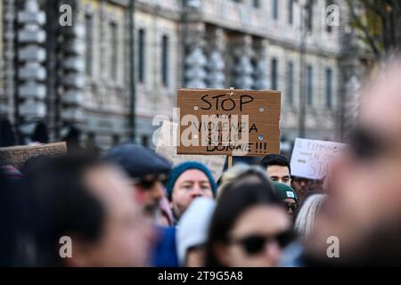 Milan, Italie - 25 novembre 2023 : des personnes se rassemblent dans le centre de Milan pour manifester à l'occasion de la Journée internationale pour l'élimination de la violence à l'égard des femmes. Crédit : Piero Cruciatti/Alamy Live News Banque D'Images