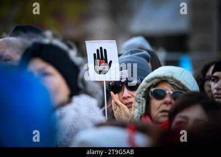 Milan, Italie - 25 novembre 2023 : des personnes se rassemblent dans le centre de Milan pour manifester à l'occasion de la Journée internationale pour l'élimination de la violence à l'égard des femmes. Crédit : Piero Cruciatti/Alamy Live News Banque D'Images