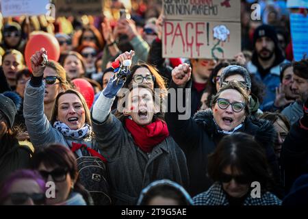 Milan, Italie - 25 novembre 2023 : des personnes se rassemblent dans le centre de Milan pour manifester à l'occasion de la Journée internationale pour l'élimination de la violence à l'égard des femmes. Crédit : Piero Cruciatti/Alamy Live News Banque D'Images