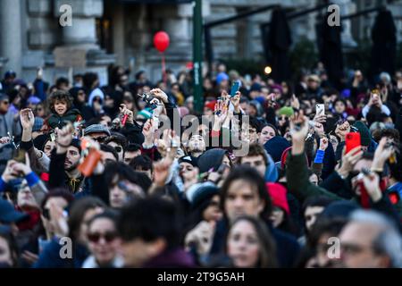 Milan, Italie - 25 novembre 2023 : des personnes se rassemblent dans le centre de Milan pour manifester à l'occasion de la Journée internationale pour l'élimination de la violence à l'égard des femmes. Crédit : Piero Cruciatti/Alamy Live News Banque D'Images