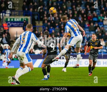 HUDDERSFIELD, ROYAUME-UNI. 25 novembre 2023. Championnat EFL : Huddersfield Town contre Southampton FC. En-tête par Tom Lees de Huddersfield Town Credit Paul B Whitehurst/Alamy Live News Banque D'Images