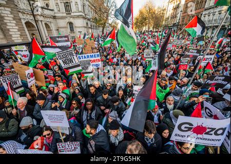 Londres, Royaume-Uni. 25 novembre 2023. Discours sur Whitehall près de Downing Street - protestation de Palestine, appelant à un cessez-le-feu complet maintenant après que la pause temporaire est entrée en vigueur hier. Ils marchèrent de Park Lane à Whitehall. La foule continue de réagir à la dernière flambée de violence et à la réponse israélienne à Gaza. La manifestation a été organisée par Stop the war, la Palestine Solidarity Campaign UK et Friends of Al Aqsa, entre autres. Crédit : Guy Bell/Alamy Live News Banque D'Images