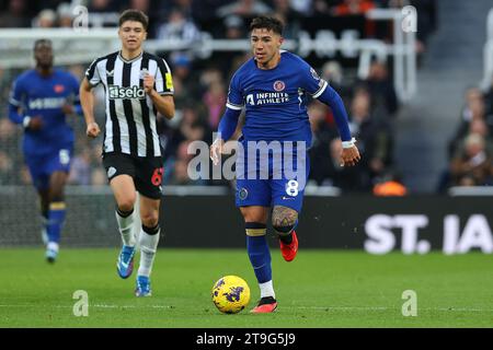 Newcastle, Royaume-Uni. 25 novembre 2023. Enzo Fern‡ndez #8 de Chelsea lors du match de Premier League Newcastle United vs Chelsea à St. James's Park, Newcastle, Royaume-Uni, 25 novembre 2023 (photo Ryan Crockett/News Images) à Newcastle, Royaume-Uni, le 11/25/2023. (Photo de Ryan Crockett/News Images/Sipa USA) crédit : SIPA USA/Alamy Live News Banque D'Images