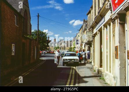 Market Square, Stow-on-the-Wold, Gloucestershire. Vue générale du centre-ville prise en 1985. Numérisé à partir de la transparence Kodachrome. Banque D'Images