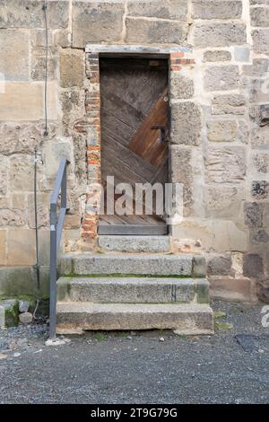 Porte d'entrée latérale simple à l'église du marché à Quedlinburg Banque D'Images