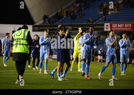 LONDRES, Royaume-Uni - 25 novembre 2023 : Coventry City applaudit les supporters après le match de championnat EFL entre Millwall FC et Coventry City FC à The Den (crédit : Craig Mercer / Alamy Live News) Banque D'Images