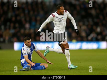 George Friend de Bristol City (à gauche) défie Nathaniel Mendez-Laing (à droite) du comté de Derby lors du match de Sky Bet League One au Pride Park, Derby. Date de la photo : Samedi 25 novembre 2023. Banque D'Images