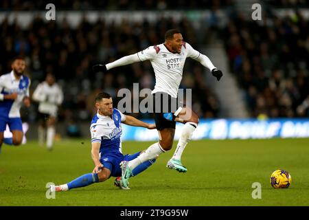 George Friend de Bristol City (à gauche) défie Nathaniel Mendez-Laing (à droite) du comté de Derby lors du match de Sky Bet League One au Pride Park, Derby. Date de la photo : Samedi 25 novembre 2023. Banque D'Images